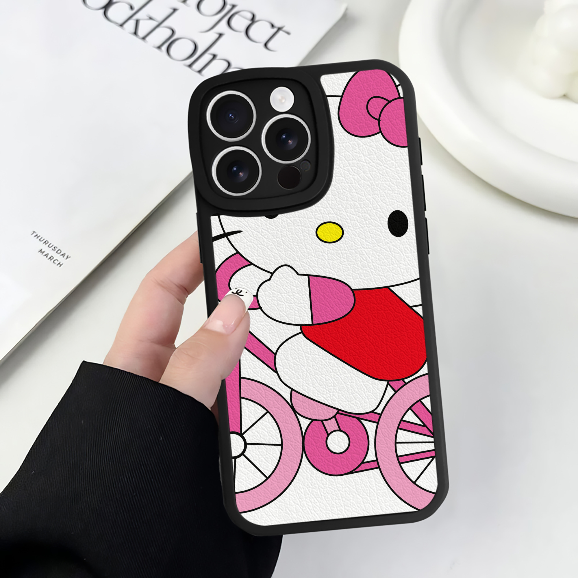 （画像用） Hello Kitty ハローキティ 【iPhone 16シリーズ対応】シリコンスマホケース（レザー調） 材質：シリコン
